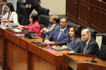 Chapman y su equipo de trabajo estuvieron presentes en el pleno legislativo para atender las consultas de los diputados.