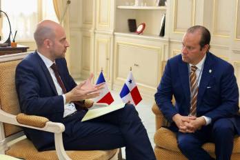 El ministro de Relaciones Exteriores de Francia, Jean-Noël Barrot, y su homólogo panameño, Javier Martínez-Acha Vásquez.