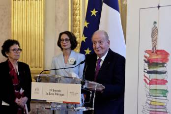 El rey emérito español Juan Carlos I defendió ayer en París su trayectoria política al recibir un premio por su memorias, aunque admitió que a veces le “entristecen” las críticas en su país.