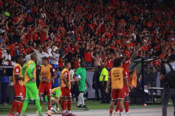 Fanáticos celebrando el gol de Ismael Díaz sobre Surinam.