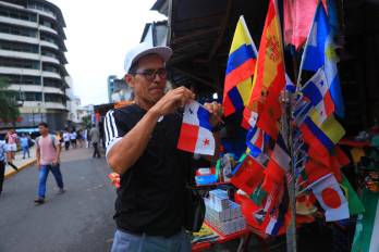 Un vendedor de artículos alusivos al Mundial de Fútbol se prepara para ofrecer sus productos al público.