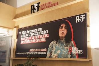 Un cartel muestra el retrato de la periodista iraní y premio nobel de la paz Narges Mohammadi en la sede de Reporteros sin Fronteras en París, Francia, en una imagen de archivo. EFE/EPA/TERESA SUAREZ