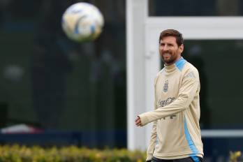 Lionel Messi participa de un entrenamiento con la selección argentina en el predio de la Asociación de Fútbol Argentino (AFA).