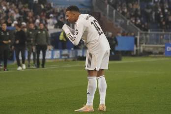El delantero francés del Real Madrid Kylian Mbappé (i) celebra un gol en una fotografía de archivo. EFE/L. Rico