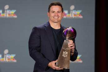 Mike Macdonald posa con el trofeo Vince Lombardi en San Francisco, California.