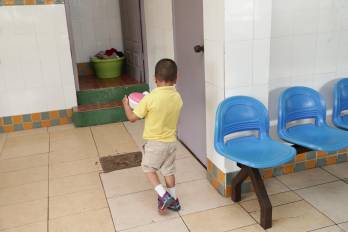 Un niño juega en la sala de la Casa Hogar Divino Niño.