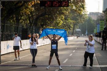 El atleta élite panameño Jorge Castelblanco, logra un nuevo récord en el Maratón CAF 2026 este domingo, en Caracas (Venezuela). Castelblanco y la ecuatoriana Silvia Ortiz rompieron el récord en la distancia de 42k con un tiempo de 2:15:11 y 2:33:55, respectivamente, en el Maratón que organiza en Caracas el Banco de Desarrollo de América Latina (CAF), cuya décima edición se realizó este domingo. EFE/Ronald Peña R