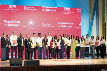 El presidente de República Dominicana, Luis Abinader (c), posa con los grupos ganadores en la clausura de 'Expo Nacional República de Ideas' este martes, en el auditorio de la Universidad Nacional Pedro Henríquez Ureña (UNPHU), en Santo Domingo (República Dominicana).
