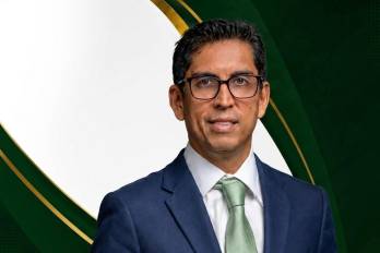 Además de su trayectoria académica y profesional, Navarro es abogado y fue vicedecano de la Facultad de Administración de Empresas.