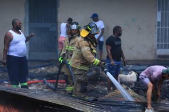 Bomberos ya se encuentran en el lugar combatiendo las llamas.