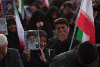 Numerosas personas se han concentrado en la plaza Enqelab de Teherán, en señal de duelo tras la muerte del líder supremo iraní, el ayatolá Alí Jamenei, el 1 de marzo de 2026.