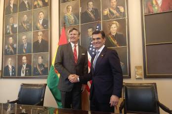 El presidente de Bolivia, Rodrigo Paz (d), posa con el subsecretario de Estado de EE.UU., Chistopher Landau, durante una rueda de prensa este sábado, en La Paz (Bolivia)