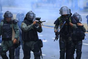 Los enfrentamientos entre policías y protestantes han ido escalando en las últimas semanas, y ha llevado a diferentes organizaciones a manifestarse en favor de un alto al uso de la fuerza.