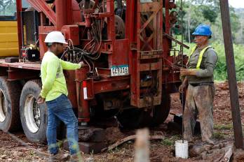 Trabajadores observan una máquina perforadora este miércoles, en el corregimiento Potrero Grande, en La Chorrera