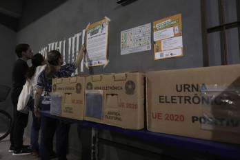 Personas observan resultados parciales de las elecciones este domingo, en una escuela en Río de Janeiro (Brasil).