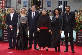 El agregado cultural de la Embajada de Panamá en España, Diego Alemán, el cónsul panameño Francisco Gandullo, la viceministra de Cultura Arianne Benedetti, y César Garrido presidente de fundacion Hoja Bijao, entre otras y otros, posan a su llegada a la gala de clausura del Festival de Cine de Málaga.