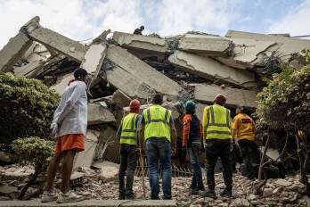 Rescatistas participando en labores de búsqueda en un edificio afectado por los terremotos, en una imagen del sábado en La Guaira (Venezuela).