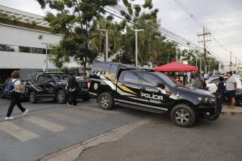 Vehículos de la Policía Penal estacionados frente al hospital donde el expresidente brasileño (2019-2022) Jair Bolsonaro ingresó tras complicaciones de salud en su domicilio, en el Hospital DF Star de Brasilia, Brasil, el 16 de septiembre de 2025.