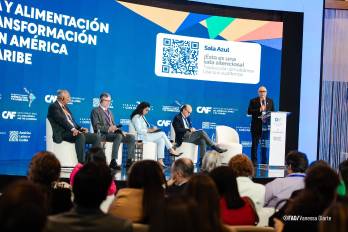 El subdirector general y representante Regional de la FAO para América Latina y el Caribe, René Orellana Halkyer, durante su participación en el foro de CAF, en Panamá