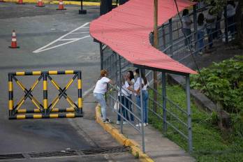 Personas hablan en la entrada del centro penitenciario Rodeo I, en Zamora estado de Miranda (Venezuela).