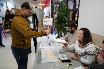 Un hombre ejerce su derecho al voto en un colegio en la localidad de Plasencia, en Extremadura, una región española que celebra este domingo elecciones anticipadas.