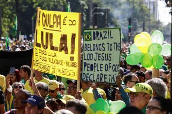 Simpatizantes del expresidente de Brasil Jair Bolsonaro participan en una manifestación en apoyo al exmandatario este domingo, en la avenida Paulista en Sao Paulo (Brasil).