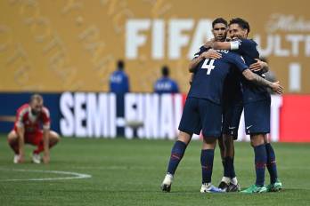 Jugadores del PSG celebrando la clasificación de su equipo a la siguiente ronda.