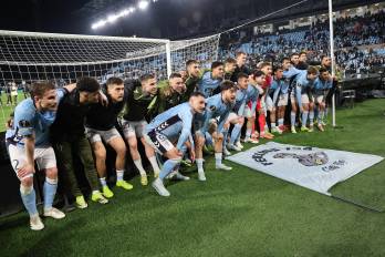 Los jugadores del Celta celebran su pase a los octavos de final de la UEFA Europa League.