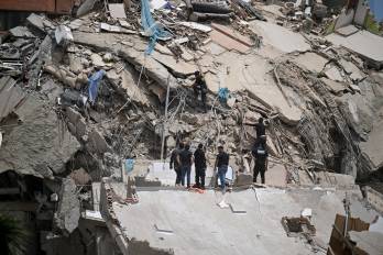 Un doble terremoto, el más fuerte que ha sacudido Venezuela en más de un siglo, dejó al menos 164 muertos y destruyó varios edificios cerca de la capital, donde los residentes buscaban el 25 de junio a sus familiares desaparecidos.