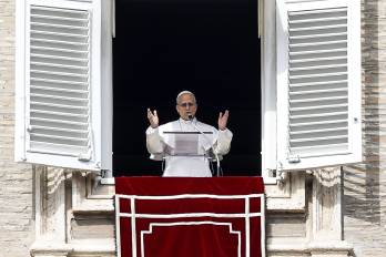 Vatican City (Vatican City State (Holy See)), 01/03/2026.- Pope Leo XIV leads the Angelus prayer, the traditional Sunday prayer, from the window of his office overlooking Saint Peter's Square, Vatican City, 01 March 2026. (Papa) EFE/EPA/ANGELO CARCONI