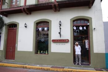 El impacto señalado por los comerciantes no se limita al número de personas que recorren la calle. También se refleja, según sus testimonios, en las ventas y en las decisiones que han tenido que tomar para mantener sus negocios.