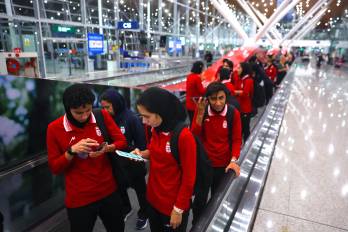 Miembros de la selección nacional femenina de fútbol de Irán llegan al Aeropuerto Internacional de Kuala Lumpur en Sepang, Malasia.