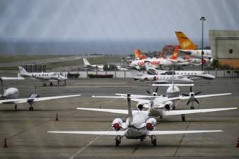 Esta imagen muestra varios aviones estacionados en el Aeropuerto Internacional Simón Bolívar de Maiquetía, Venezuela, el 24 de noviembre.