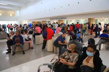 Desde muy temprano, la cantidad de personas superó ampliamente la capacidad del área destinada para ese trámite de la Caja de Seguro Social en la Ciudad de la Salud.