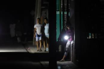 Fotografía del 29 de mayo de 2025 que muestra a personas en una calle durante un apagón en La Habana (Cuba).