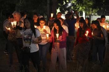 Familiares de presos políticos sostienen velas durante una vigilia afuera del centro penitenciario Rodeo I este viernes, en el municipio Zamora estado Miranda (Venezuela).