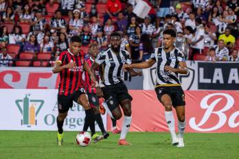 Instante del partido entre el Tauro y el Sporting San Miguelito.