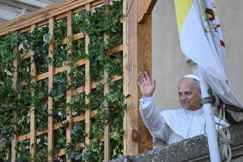 El Papa León XIV saluda a los presentes, en uno de sus primeros eventos como jefe de la Iglesia católica.