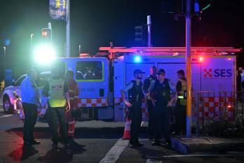 Agentes de policía y los servicios de emergencia trabajan en la zona de la playa de Bondi en Sídney, Australia, donde este domingo al menos 10 personas han muerto, incluido uno los presuntos agresores, por un tiroteo que obligó a acordonar la zona y que ha causado también al menos 12 heridos.Sydney