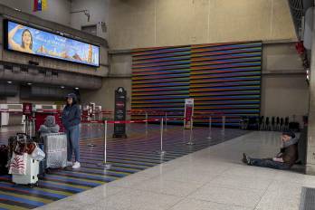 Fotografía de viajeros en un área este lunes, del aeropuerto internacional Simón Bolívar, que sirve a Caracas, en Maiquetía.