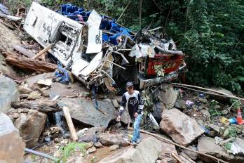 Fotografía del 14 de diciembre de 2025 cedida por el periódico El Colombiano que muestra un autobús destrozado, en Remedios (Colombia).