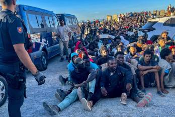 Los migrantes que se han quedado en Ceuta viven en las calles y de la caridad.