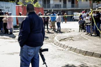 Según la Policía, los atacantes dispararon inicialmente contra clientes que se encontraban en el exterior del bar.