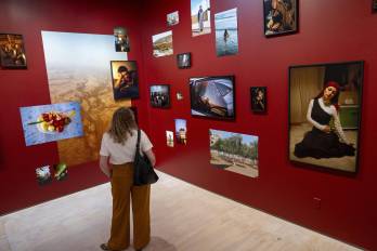 El MoMA PS1 abrió este fin de semana la temporada de verano con 'Greater New York 2026', una muestra que celebra la diversidad de los residentes de la Gran Manzana y explora cómo se construyen las comunidades en una ciudad marcada por la fragilidad social y la gentrificación urbana.