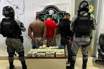 La Policía Nacional informó que los tres aprehendidos, el vehículo, el dinero y los demás elementos recabados fueron puestos a disposición de las autoridades competentes