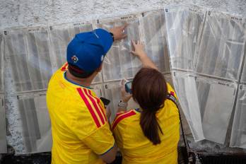 Colombianos asisten a votar para elegir el nuevo presidente de Colombia este domingo, en el consulado de Colombia en Caracas (Venezuela).