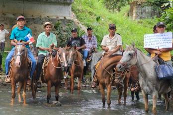 La movilización concluyó en el puente de Tres Hermanas, sobre el río homónimo
