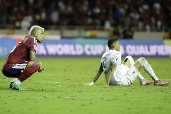 El jugador costarricense Francisco Calvo y el hondureño Kervin Arriaga yacen desconsolados la noche del 18 de noviembre tras el partido que eliminó a sus países del Mundial de 2026.