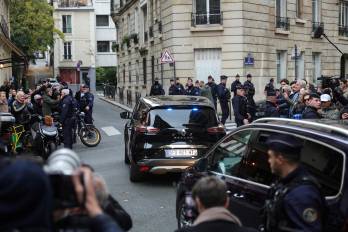 La delegación de coches y vehículos que transportan al expresidente francés Nicolas Sarkozy llega a su casa después de salir de la prisión de La Santé, en París.