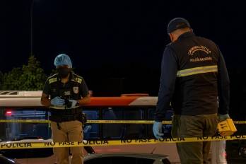 El hombre, quien conducía el vehículo, murió en el lugar, mientras que la mujer resultó gravemente herida y fue trasladada de urgencia a un centro hospitalario, donde falleció.